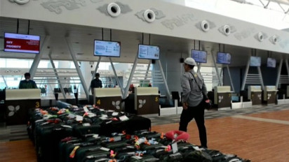 Momen Ratusan Calon Jemaah Umrah Diberangkatkan dari BIJB Kertajati Majalengka