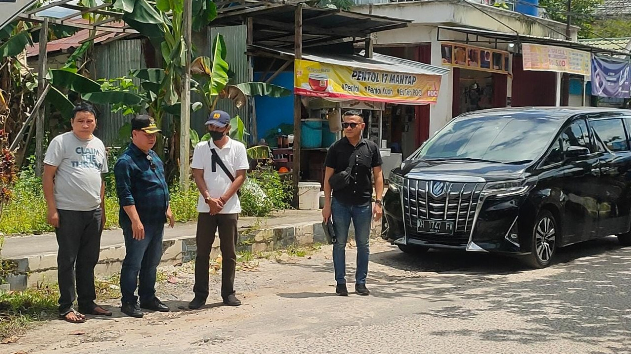 Pemkab Kotim Fokus Perbaiki Jalan Perkotaan
            - galeri foto