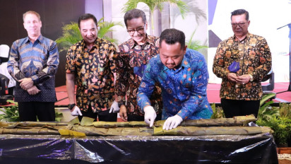 Kuliner Pepes Ikan Bandeng Sepanjang 1,4 Kilometer di Gresik Catatkan Rekor MURI