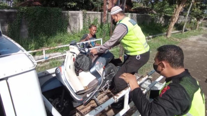 Gagal Menyalip Kendaraan di Depannya, Pemotor Tabrak Minibus di Madiun