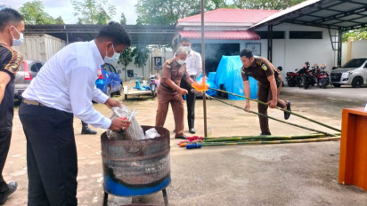 Barang Bukti Tindak Pidana Umum 15 Kg Ganja dan 37 Gram Sabu Dimusnahkan Kejari Pariaman