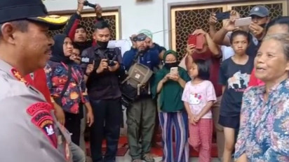 Polda Sulsel Bagikan 500 Paket Sembako Untuk Para Korban Banjir di Makassar