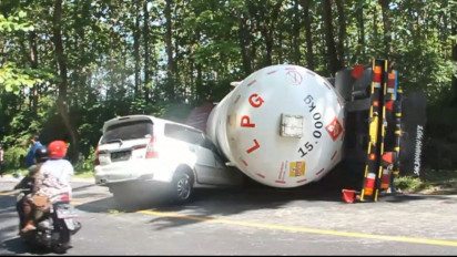Truk Tangki Pertamina Terguling Timpa Mobil di Blora, Enam Orang Luka-luka