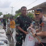 Antisipasi Banjir Meluas, Kapolres Langkat dan Dandim 0203/Langkat Bantu Warga Buat Tanggul