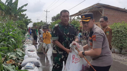Antisipasi Banjir Meluas, Kapolres Langkat dan Dandim 0203/Langkat Bantu Warga Buat Tanggul