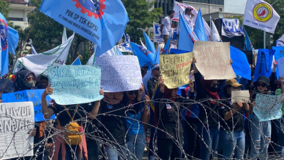 Ratusan Buruh di Jawa Tengah Unjuk Rasa Tuntut Kenaikan UMK Jateng