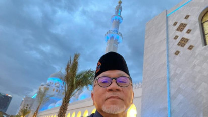 Maghrib di Masjid Raya Sheikh Zayed, Zulhas: Persahabatan Presiden Jokowi dan MBZ Berkah Bagi Umat