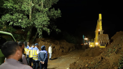 Jalan Raya Puncak Menuju Cianjur Masih Lumpuh