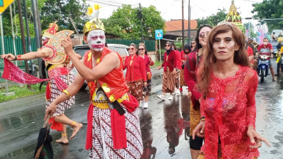 Meriahnya Karnaval Budaya Driyorejo Gresik, Puluhan Wanita Kebaya Merah Berlenggak Lenggok Hibur Warga