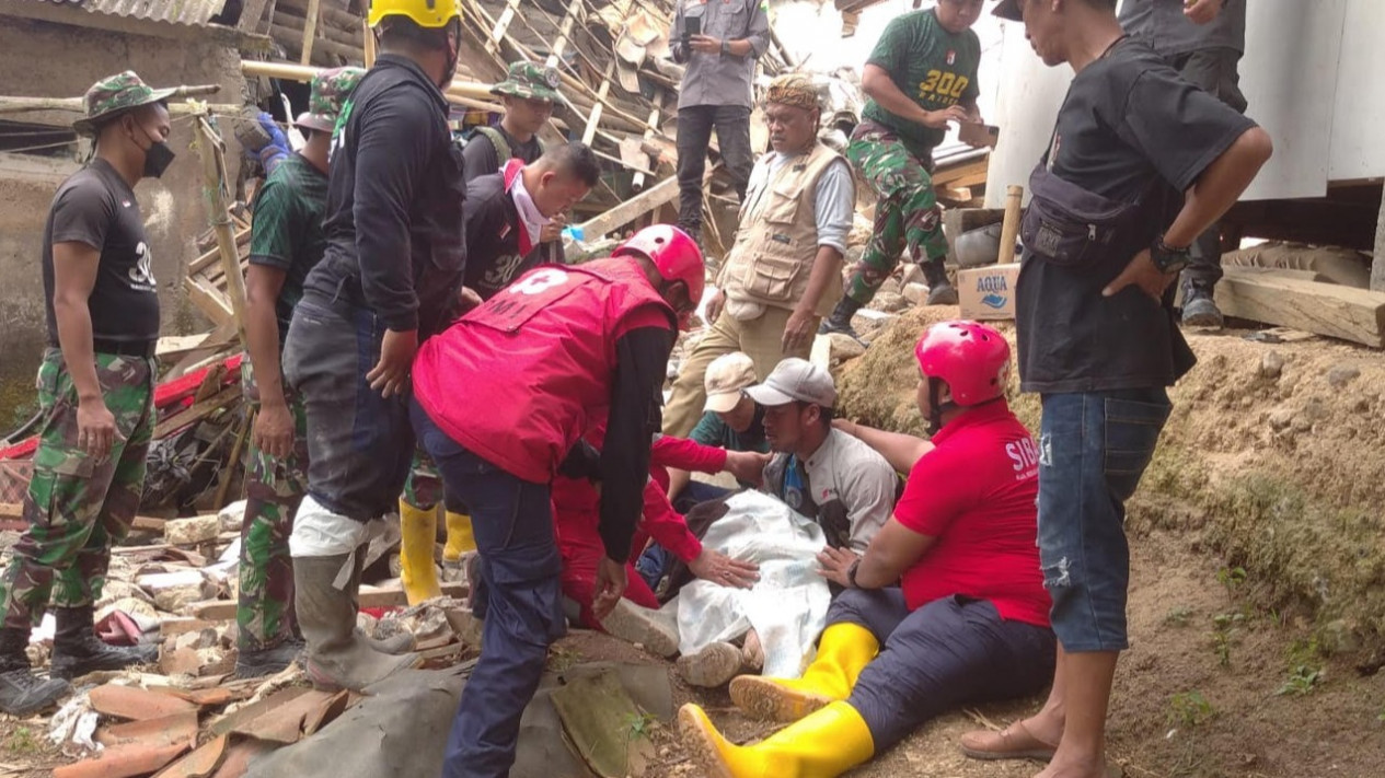 Aksi Solidaritas Kemanusiaan, PMI DKI Jakarta Kerahkan 71 Relawan Bantu Korban Gempa Bumi di Cianjur
            - galeri foto