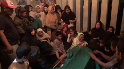 Isak Tangis Histeris Keluarga Iringi Kedatangan Jenazah Zaenal Arifin, Korban Gempa Cianjur asal Sumedang