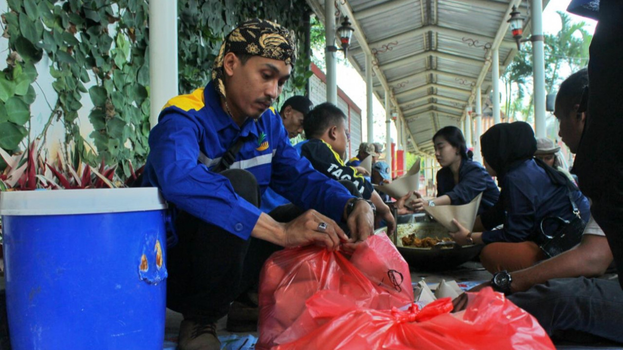 Berita Foto: Layanan Dapur Umum Bagi Korban Gempa Cianjur di Kawasan Pendopo
            - galeri foto