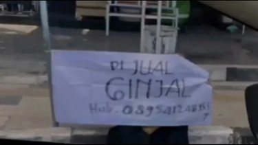 Viral! Seorang Ibu Rela Menjual Ginjal di Jalan Demi Bayar Utang Anaknya