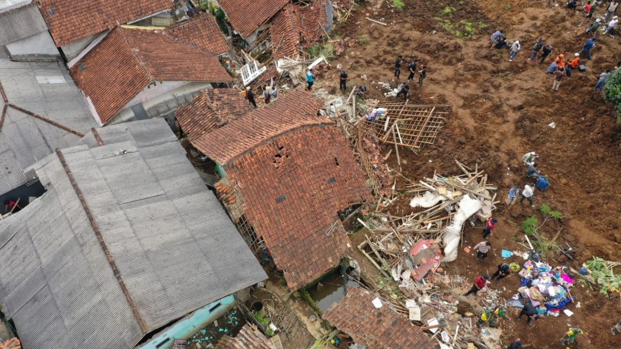 Berita Foto - Evakuasi Korban Gempa Cianjur di Kampung Cijedil
            - galeri foto
