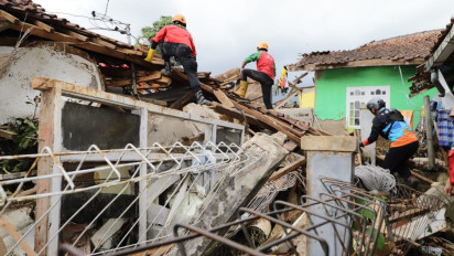 Berita Foto - Menyusuri Reruntuhan Bangunan, Pencarian Korban Terus Dilakukan Petugas