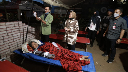 Dari Kecamatan ke Kecamatan, Mensos Risma Periksa Kesiapan Stok Logistik Antisipasi Kebutuhan Penyintas Gempa Cianjur