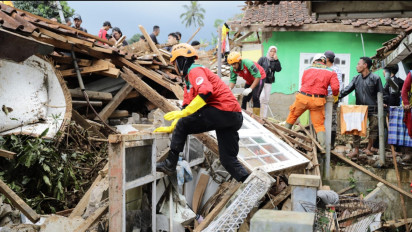 Evakuasi Desa Cijedil Tetap Berlangsung di Bawah Guyuran Hujan, Warga Cerita soal Gempa Cianjur
