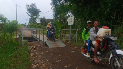 Tiga Jembatan Putus Diterjang Banjir, Warga Kalibaru Banyuwangi Gunakan Jembatan Darurat