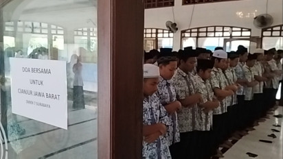 Khusyuk, Ratusan Siswa SMK Negeri 7 Surabaya Gelar Sholat Ghaib dan Galang Dana untuk Korban Gempa Cianjur