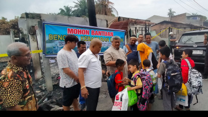 Mantan Bupati Labura Bantu Anak Korban Kebakaran
