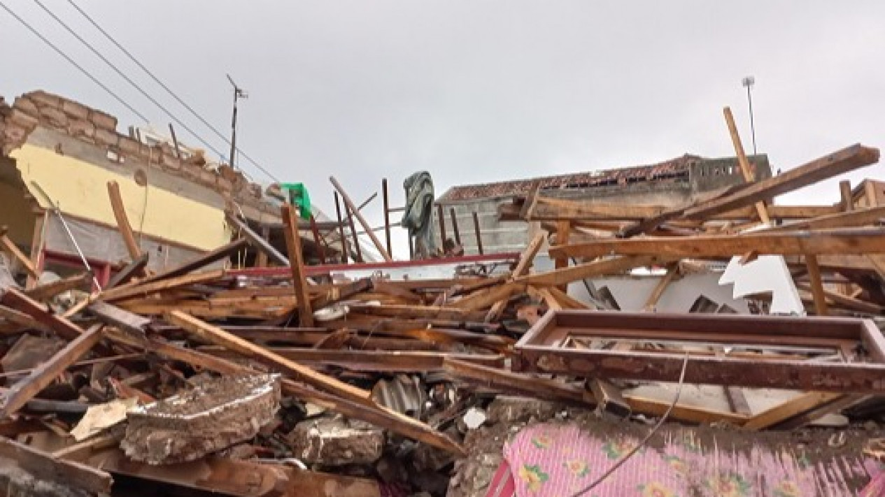 Rumah Rata dengan Tanah, Warga Kampung Babakan Gasol Butuh Tenda Darurat
            - galeri foto