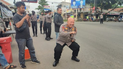 Seorang Polisi di Cirebon Berjoget Tarik Perhatian Warga untuk Donasi ke Korban Gempa Cianjur