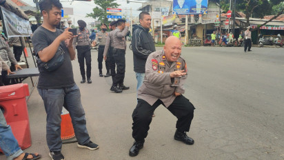 Menarik Perhatian Warga, Seorang Polisi Nekad Berjoget Santai pada Aksi Donasi Bersama Forum IJTI Kota cirebon
