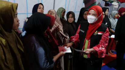 Peduli Gempa Cianjur, Wali Kota Bandar Lampung Serahkan Bantuan Rp 500 Juta dan Hibur Korban Selamat