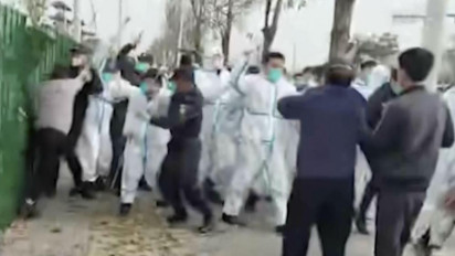 Pekerja Pabrik Iphone di China Dipukuli Petugas Ketika Demo. Distribusi Iphone14 Tertunda?