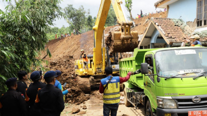 Jalan Raya Puncak ke Cianjur Akhirnya Bisa Dilalui, Polisi: Batu Bronjong Dibongkar