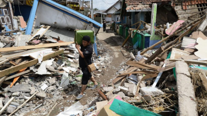 Hari Keempat Gempa Cianjur, Warga Mulai Angkut Barang Sisa Reruntuhan Rumah