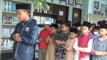 Ratusan Siswa Gelar Salat Ghaib dan Sisikan Uang Jajajan untuk Donasi Korban Gempa di Cianjur