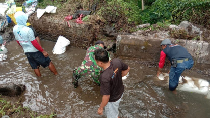 Tanggul Jebol Diterjang Banjir, TNI dan Warga Benahi Gunakan Karung Pasir dan Patok Bambu
