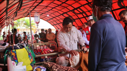 Prabowo Turun Langsung Serahkan Bansos bagi Korban Gempa di Cianjur