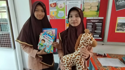 Boneka dan Buku Bacaan di Galang Siswa Siswi Takmiriyah Surabaya untuk Anak-anak Korban Gempa Cianjur