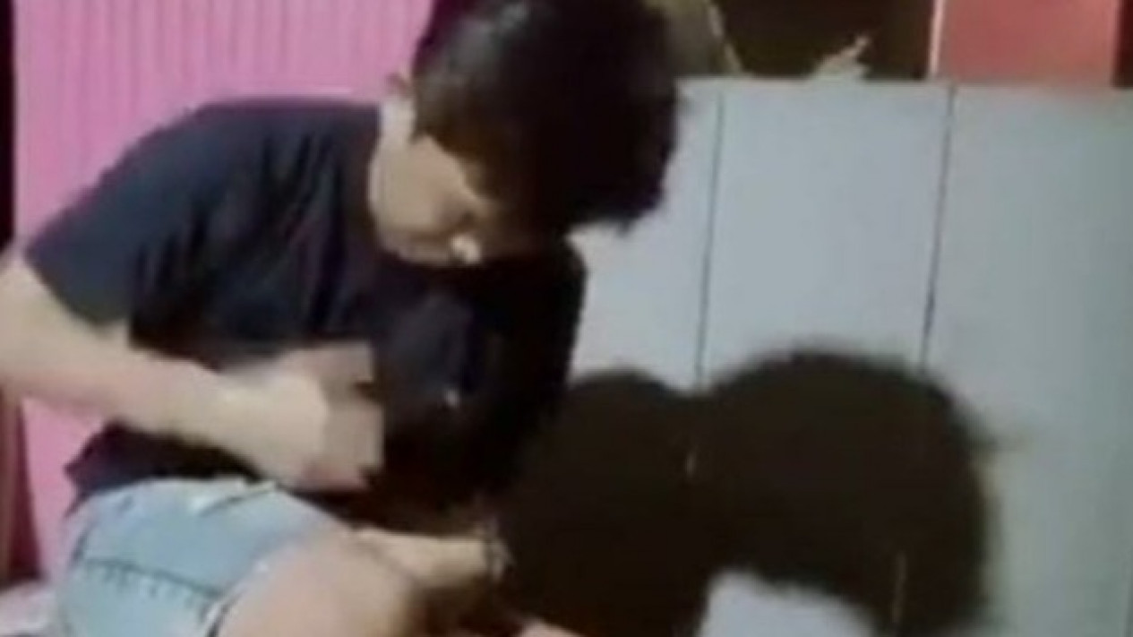 Viral, Wanita Tomboi Aniaya Anak di Bawah Umur, Pelaku Buron
            - galeri foto