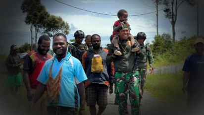 Bangun Gereja di Tengah Derasnya Teror OPM, Warga Papua Jaga TNI dengan Senjata Panah