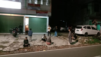 Takut Terjadi Gempa Susulan Warga Cianjur Memilih Tidur di Luar Rumah