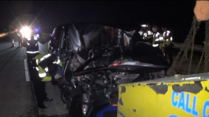 Diduga Sopir Mengantuk Sebuah Mobil Inova Tabrak Truk di Tol Ngawi Jawa Timur, Dua Orang Luka-luka