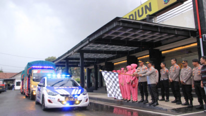 Polres Madiun Kirimkan 7 Truk Sembako untuk Korban Bencana Gempa Cianjur