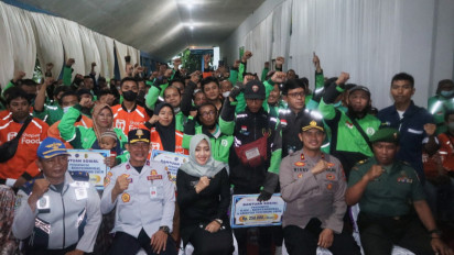 Sembari Serahkan Bansos, Bupati Mojokerto Semangati Ratusan Ojol Mojokerto