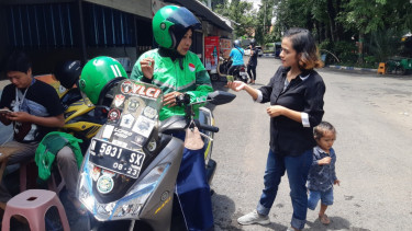 Selama 5 Tahun, Seorang Guru di Probolinggo Jadi Driver Ojol Wanita