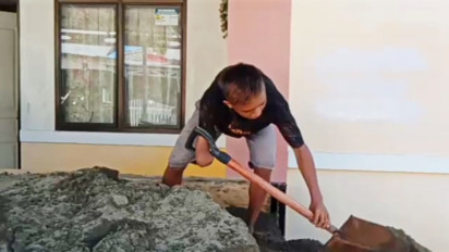 Tak Peduli Keterbatasan Fisik, Bocah Kelas 6 SD Rela jadi Pengangkut Pasir demi Bantu Orang Tua.