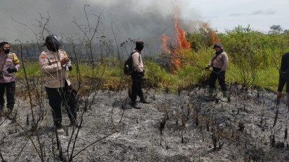 Polres Lampung Timur Terjunkan 42 Personel Padamkan Kebakaran Hutan TNWK