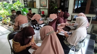 Peringati Hari Guru, Siswa SMA di Surabaya Pijat dan Potong Kuku Guru dan Staf di Sekolah