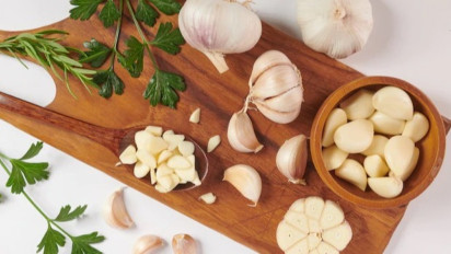 5 Efek Samping Mengonsumsi Bawang Putih Secara Berlebihan, Menyebabkan Iritasi Hingga Pendarahan