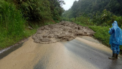 Tertimbun Material Banjir Bandang, Jalur Madina Pantai Barat Lumpuh Total