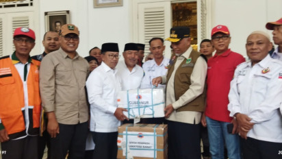 Gubernur Sumbar Serahkan 1,2 Ton Randang Bantuan Masyarakat Sumbar ke Bupati Cianjur