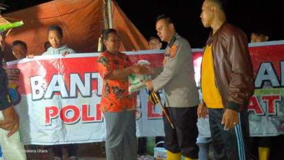 Banjir Kembali Genangi Rumah Warga, Kapolres Langkat Berikan Bansos Ke Pengungsi Banjir Pada Malam Hari