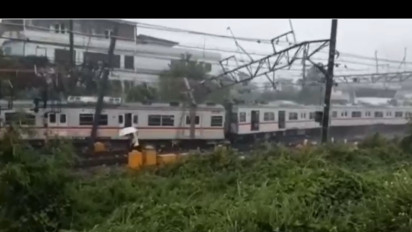 50 Penumpang Dievakuasi dari KRL KA 5144C yang Anjlok di Stasiun Kampung Bandan